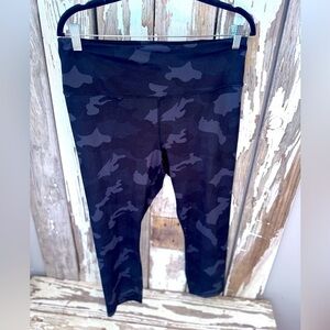 Yogalicious Lux Leggings Size XL Camouflage Cropped